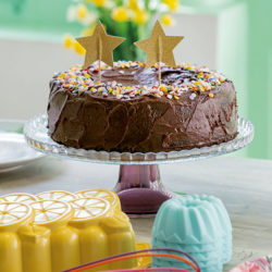 taste-and-flavors-kids-milk-chocolate-cake-with-spread-featured